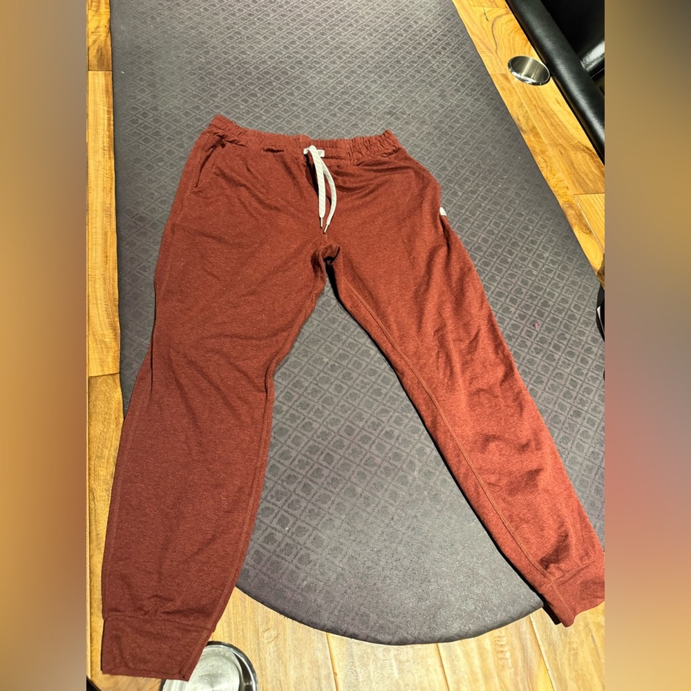 Like new Vuori women joggers in Rust Red